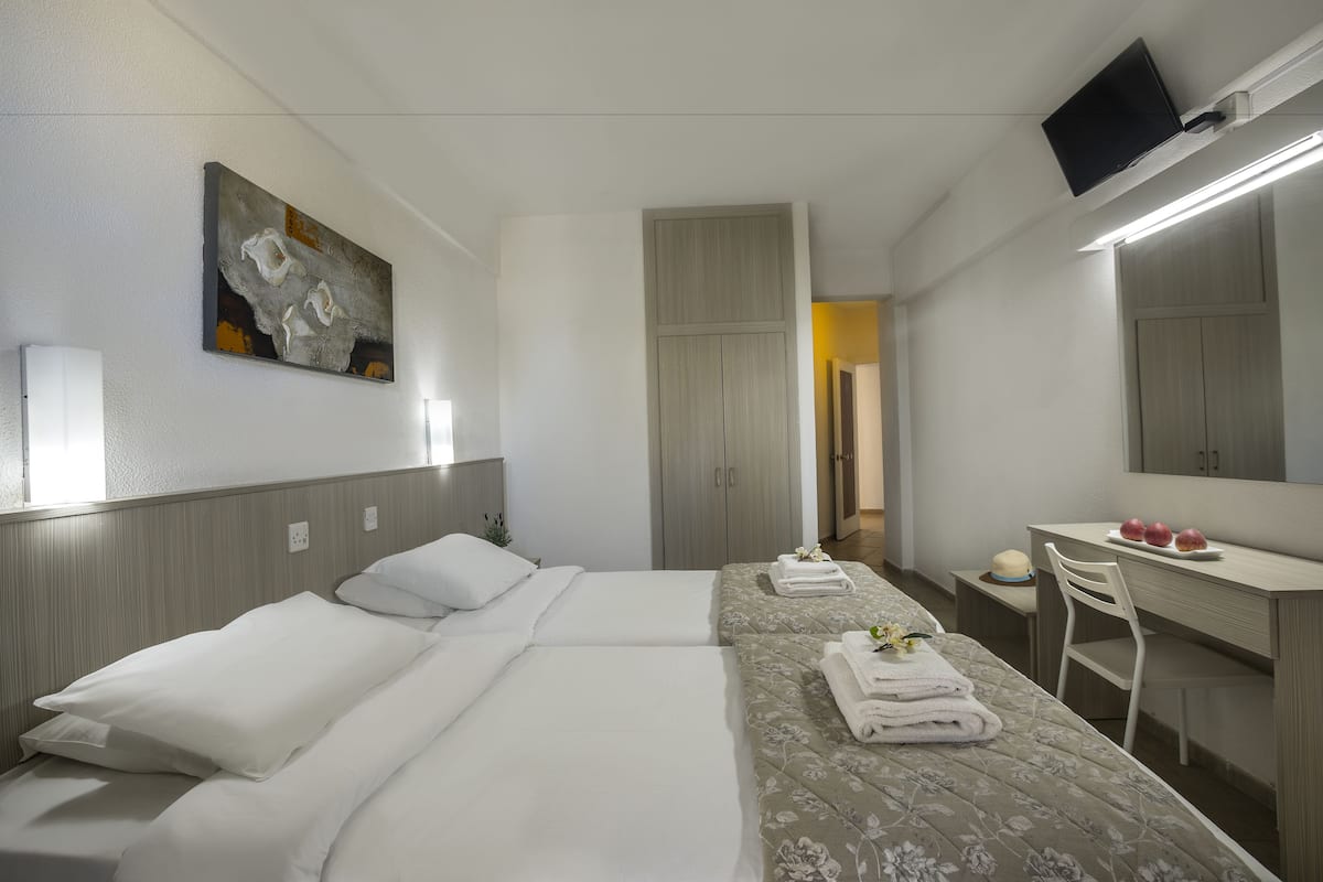 Single Room | Desk, blackout drapes, cribs (free), rollaway beds