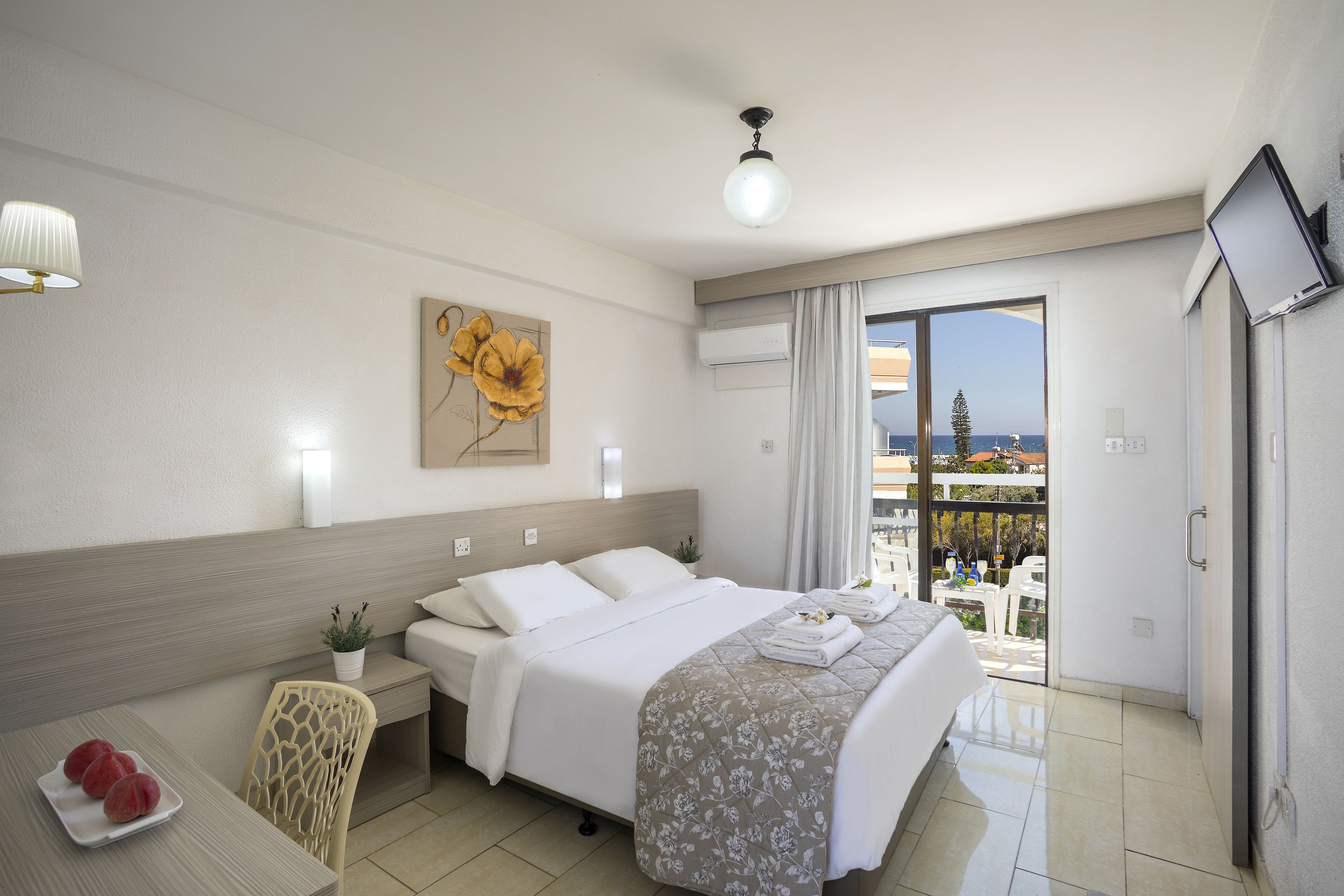 Double Room | Desk, blackout drapes, free cribs/infant beds, rollaway beds