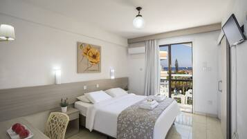 Double Room | Desk, blackout drapes, free cribs/infant beds, rollaway beds