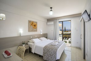 Habitación doble | Escritorio, cortinas blackout, cunas gratuitas y camas extra 