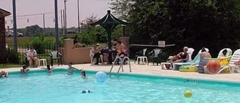 Piscine extérieure en saison