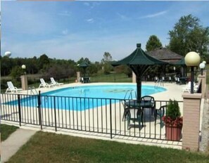 Una piscina al aire libre de temporada