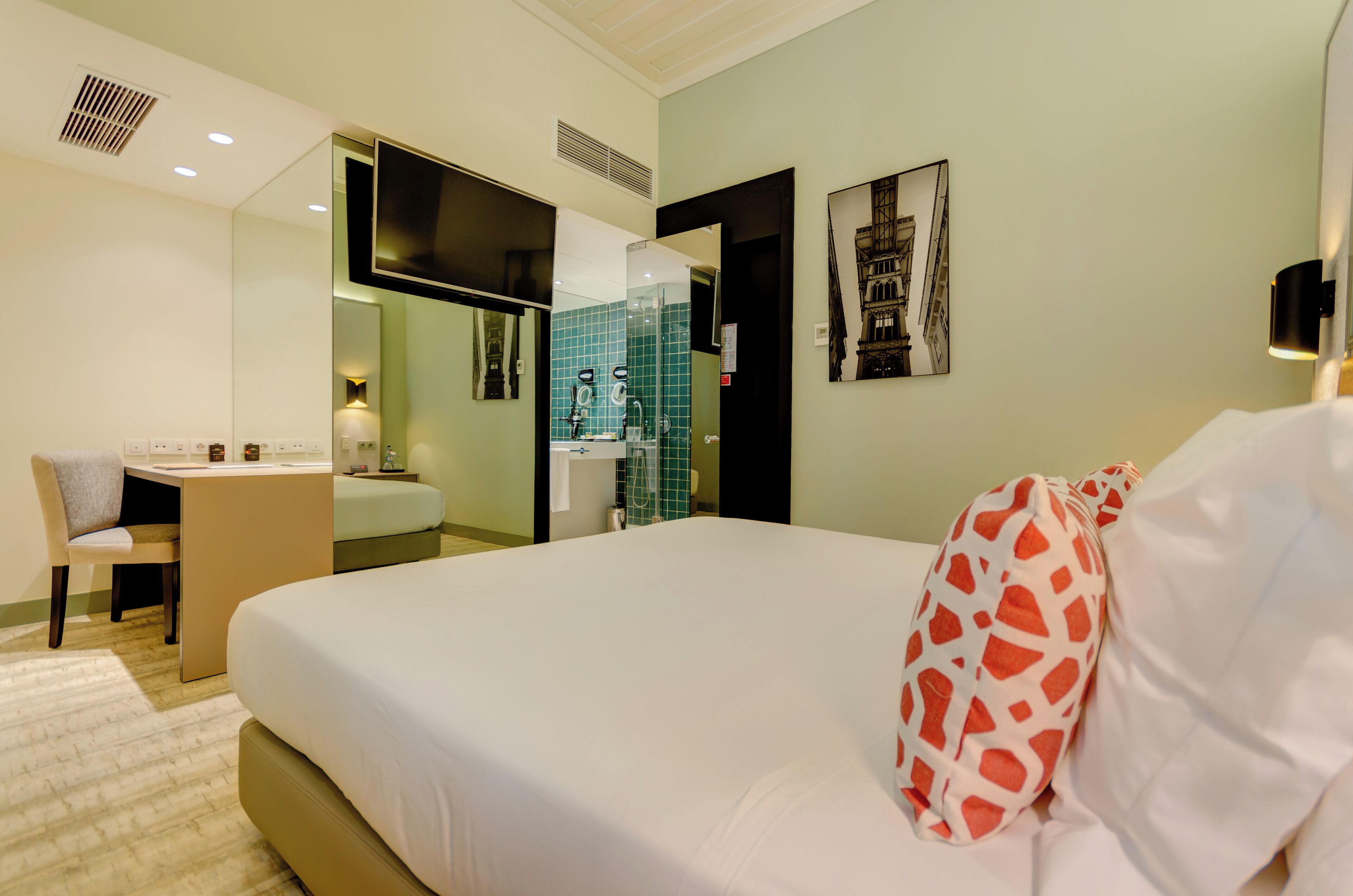 family room, connecting rooms (or adjoining) | premium bedding, down duvets, minibar, in-room safe