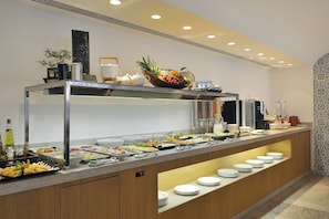 Sarapan prasmanan setiap hari (EUR 16 per orang)