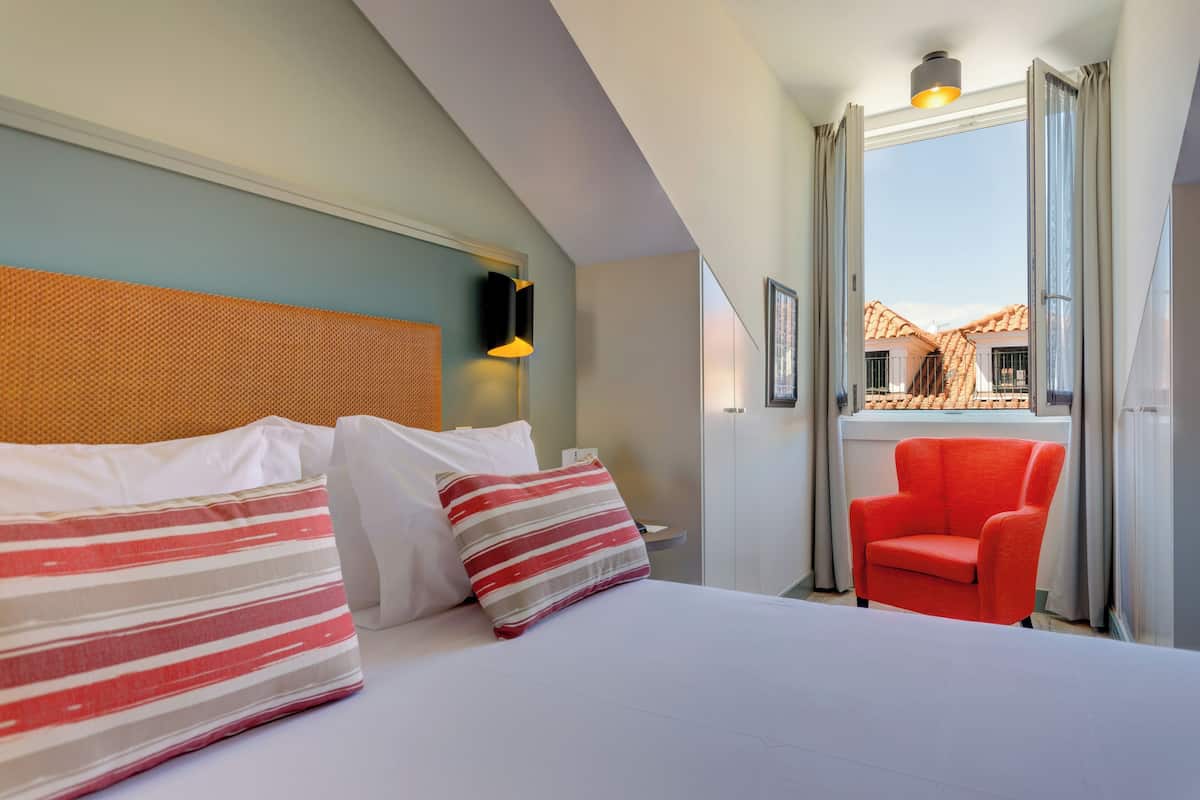 Premium bedding, down duvets, minibar, in-room safe