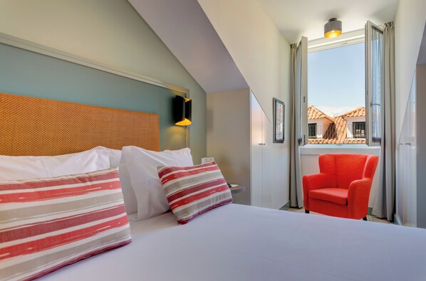 1 kamar tidur, seprai premium, selimut bulu angsa, dan minibar