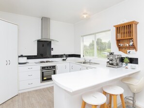 Deluxe Villa | Private kitchen | Fridge, microwave, stovetop, electric kettle - Tudor Park Motel (Gisborne)