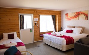 One Bedroom Family | Desk, laptop workspace, iron/ironing board, free WiFi - Tudor Park Motel (Gisborne)