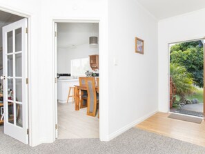 Deluxe Villa | Dining room - Tudor Park Motel (Gisborne)