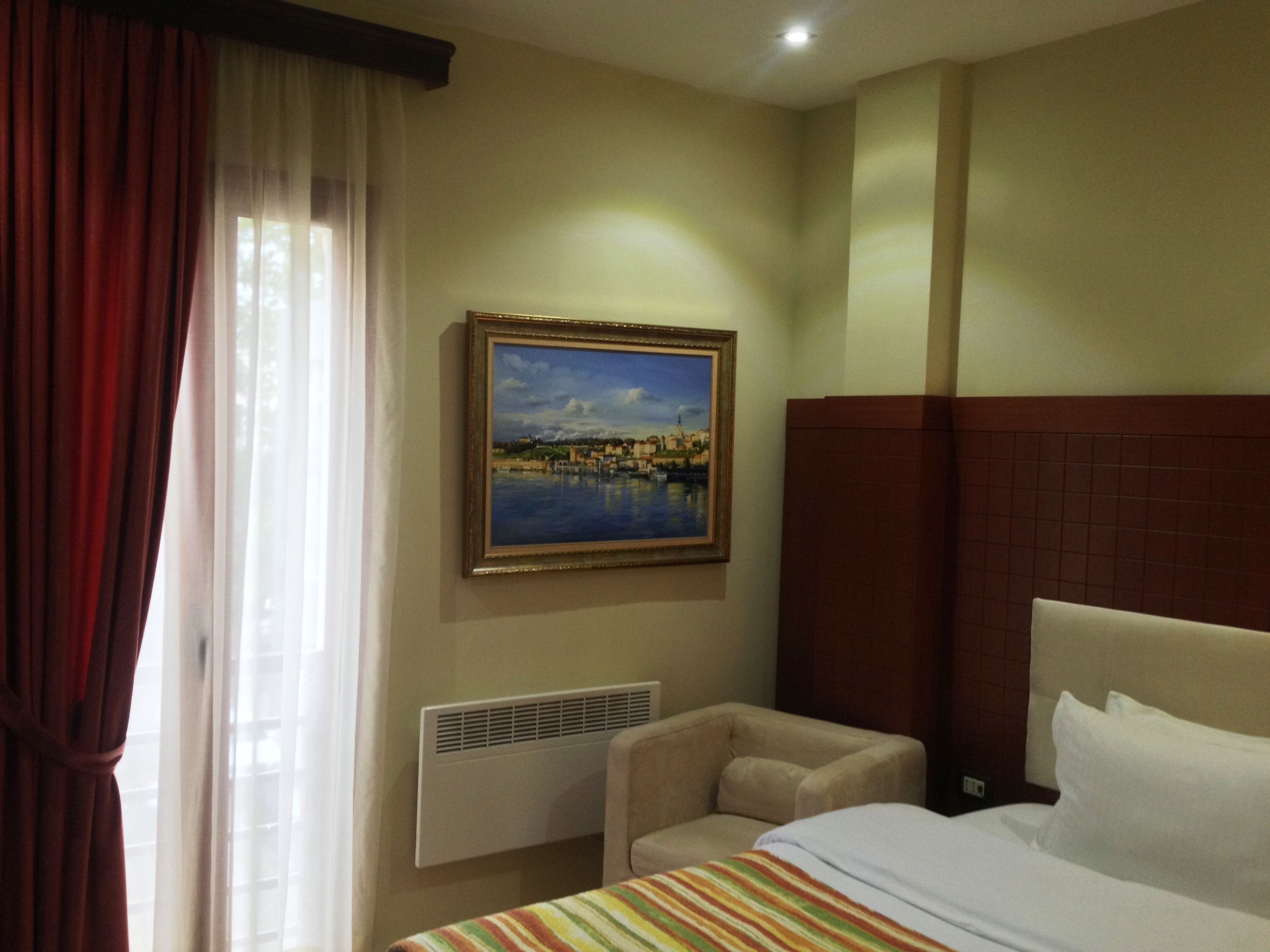 standard room | minibar, in-room safe, desk, soundproofing