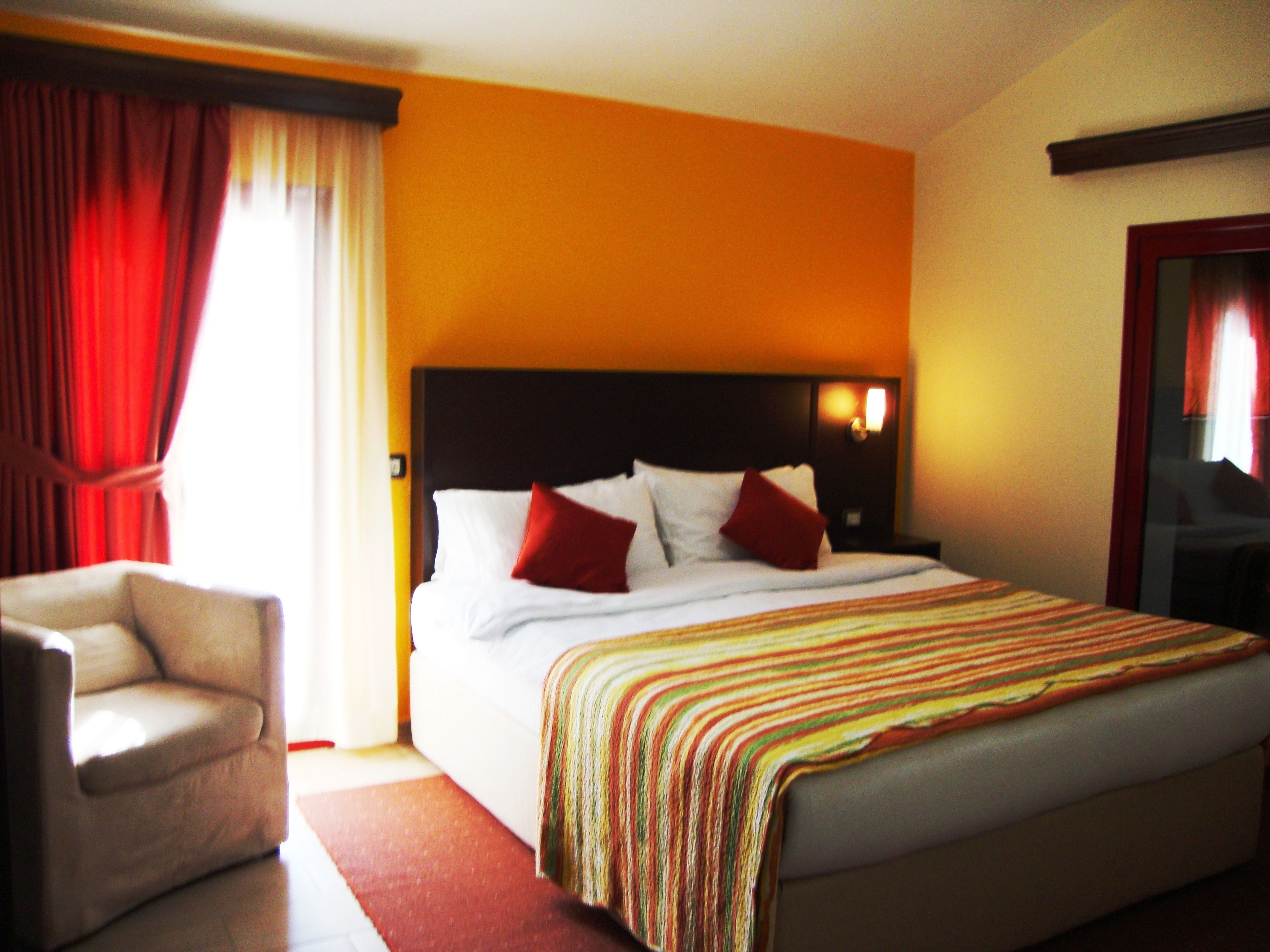 family room | minibar, in-room safe, desk, soundproofing