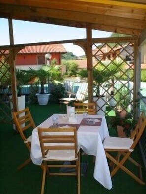 Outdoor dining - Hotel Positano (Bassano del Grappa)