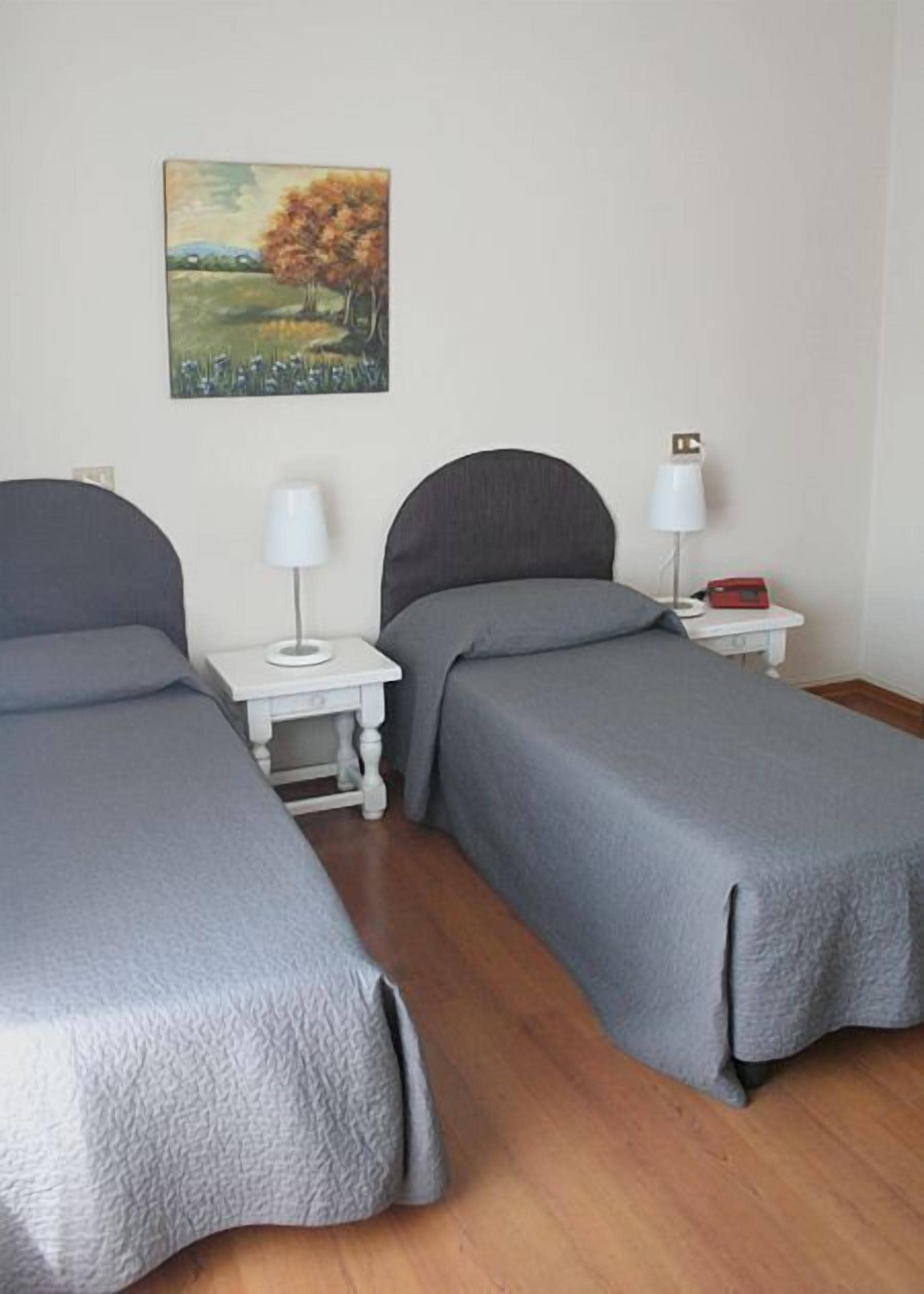 standard room | minibar, in-room safe, desk, bed sheets