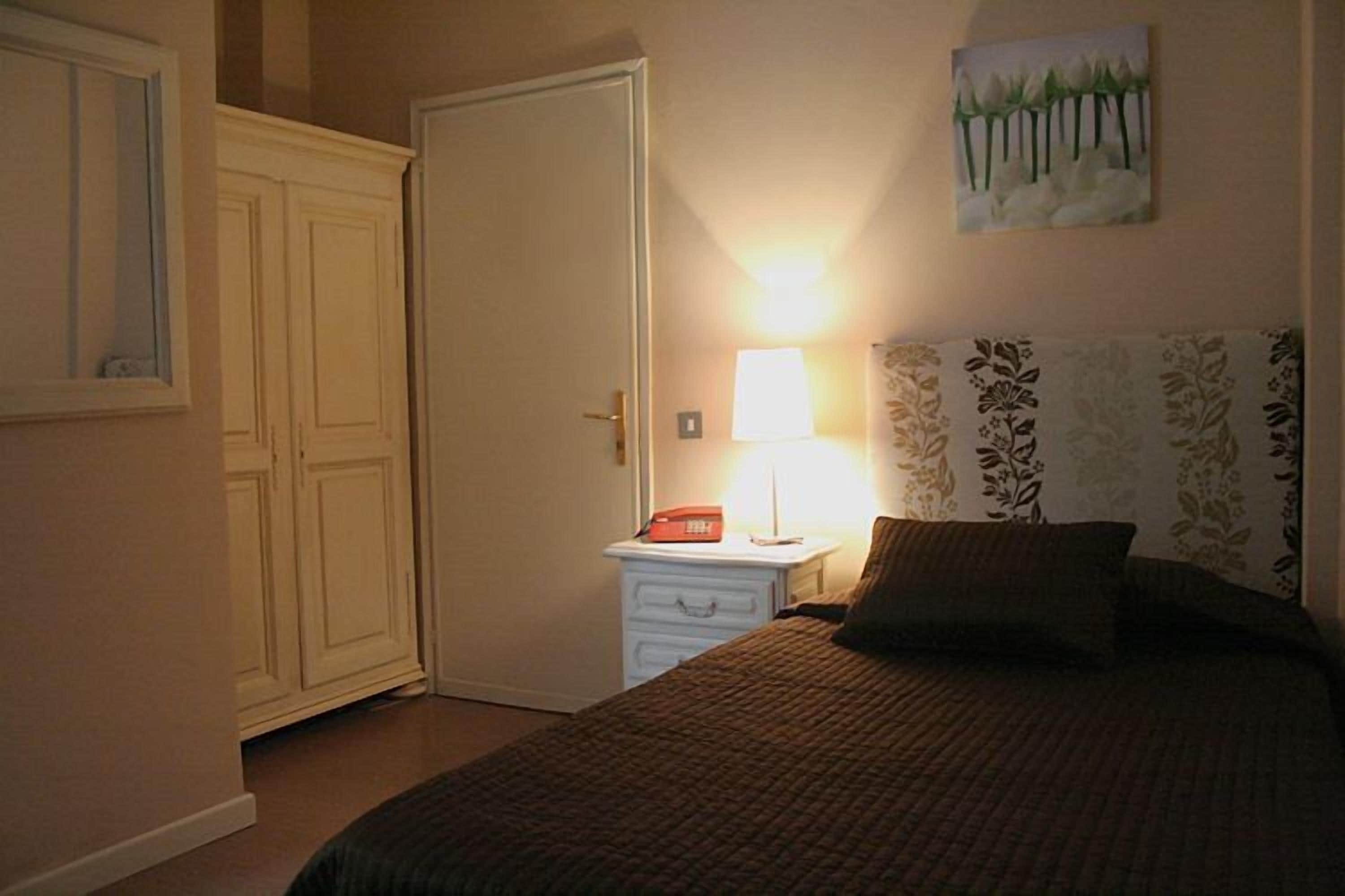 standard room | minibar, in-room safe, desk, bed sheets