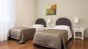 Standard Room | Minibar, in-room safe, desk, bed sheets