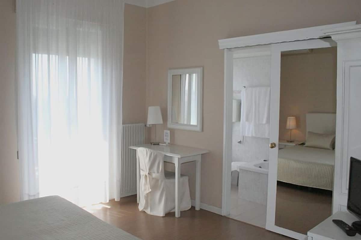 minibar, in-room safe, desk, bed sheets