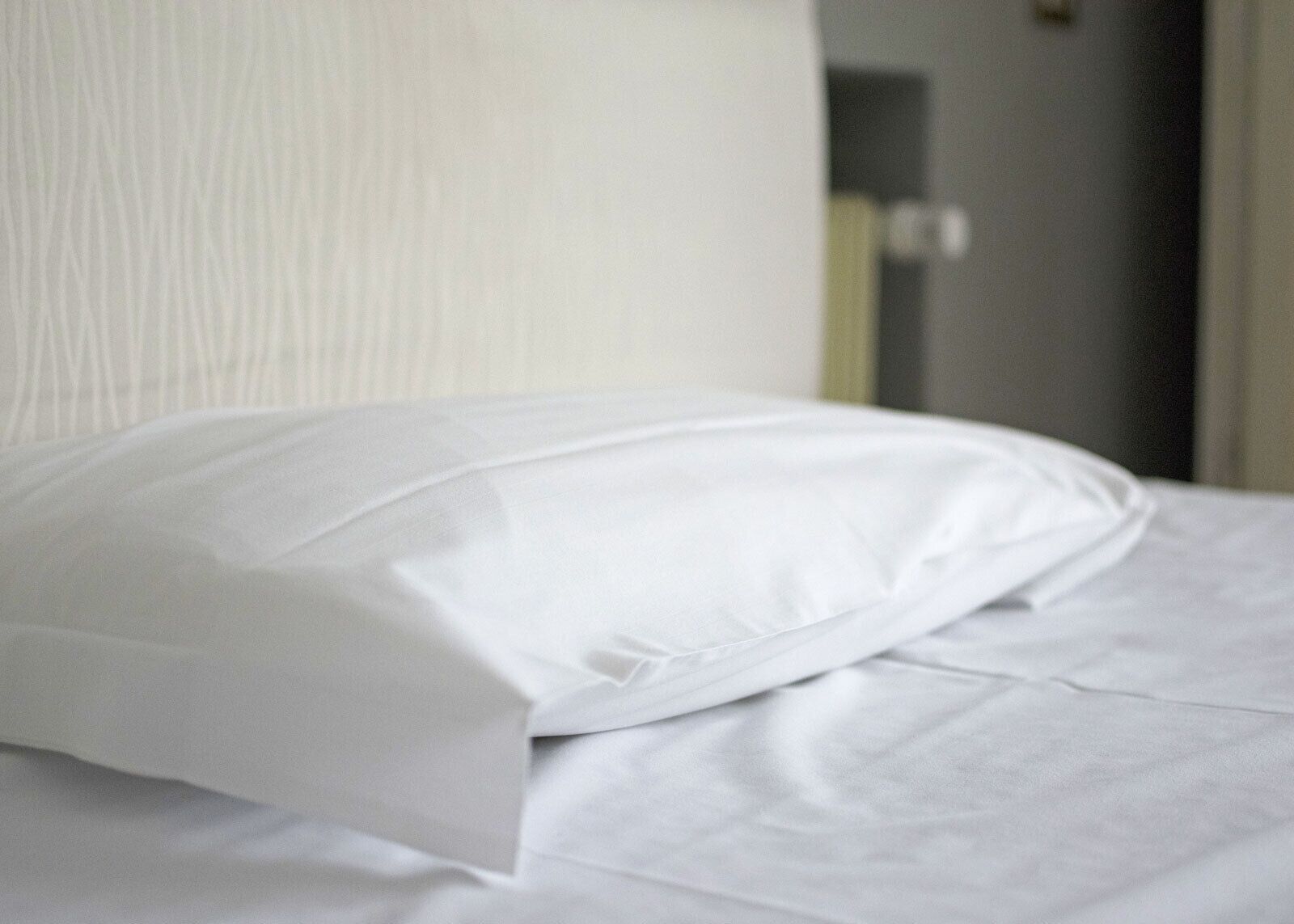 standard room | minibar, in-room safe, desk, bed sheets