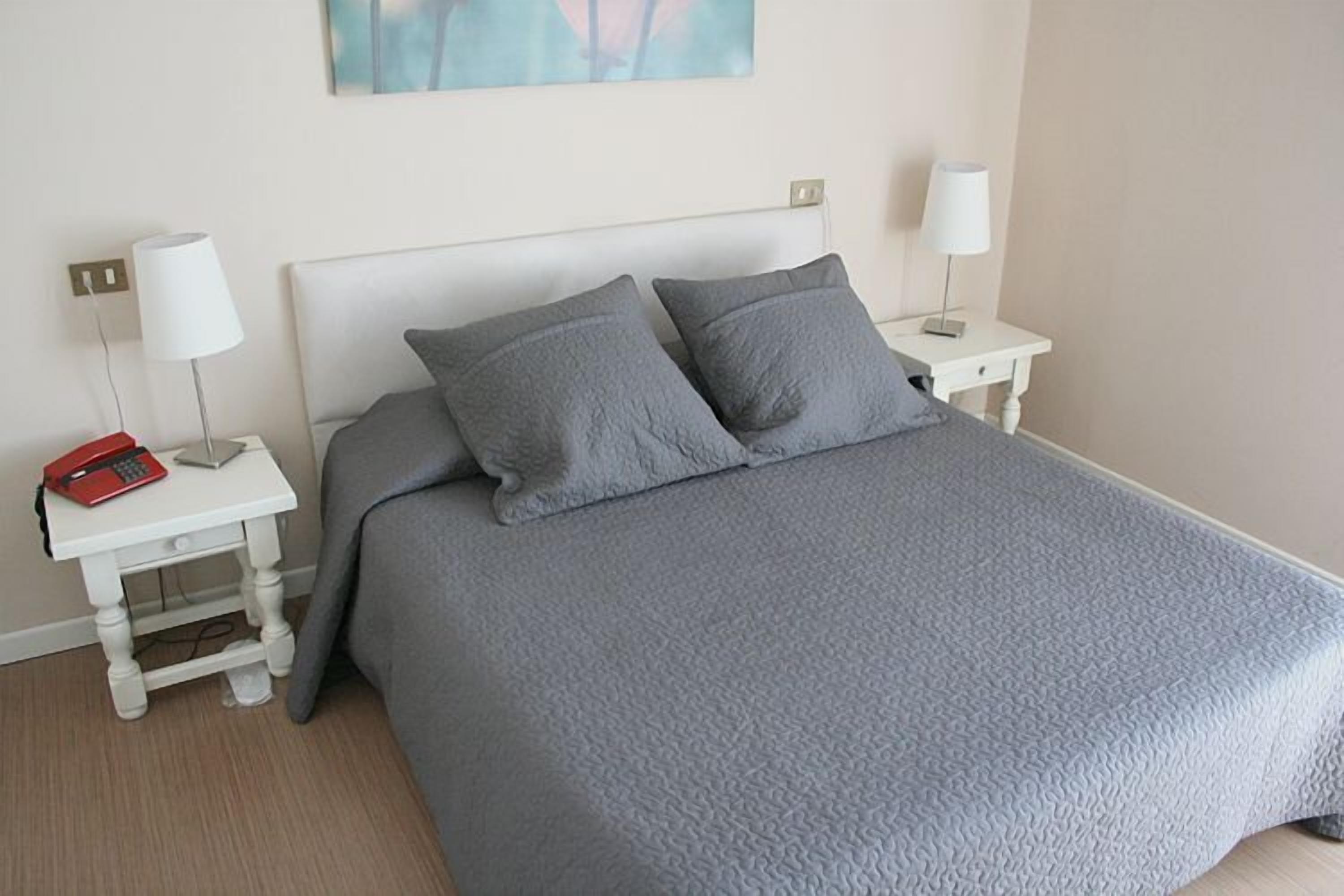 standard room | minibar, in-room safe, desk, bed sheets