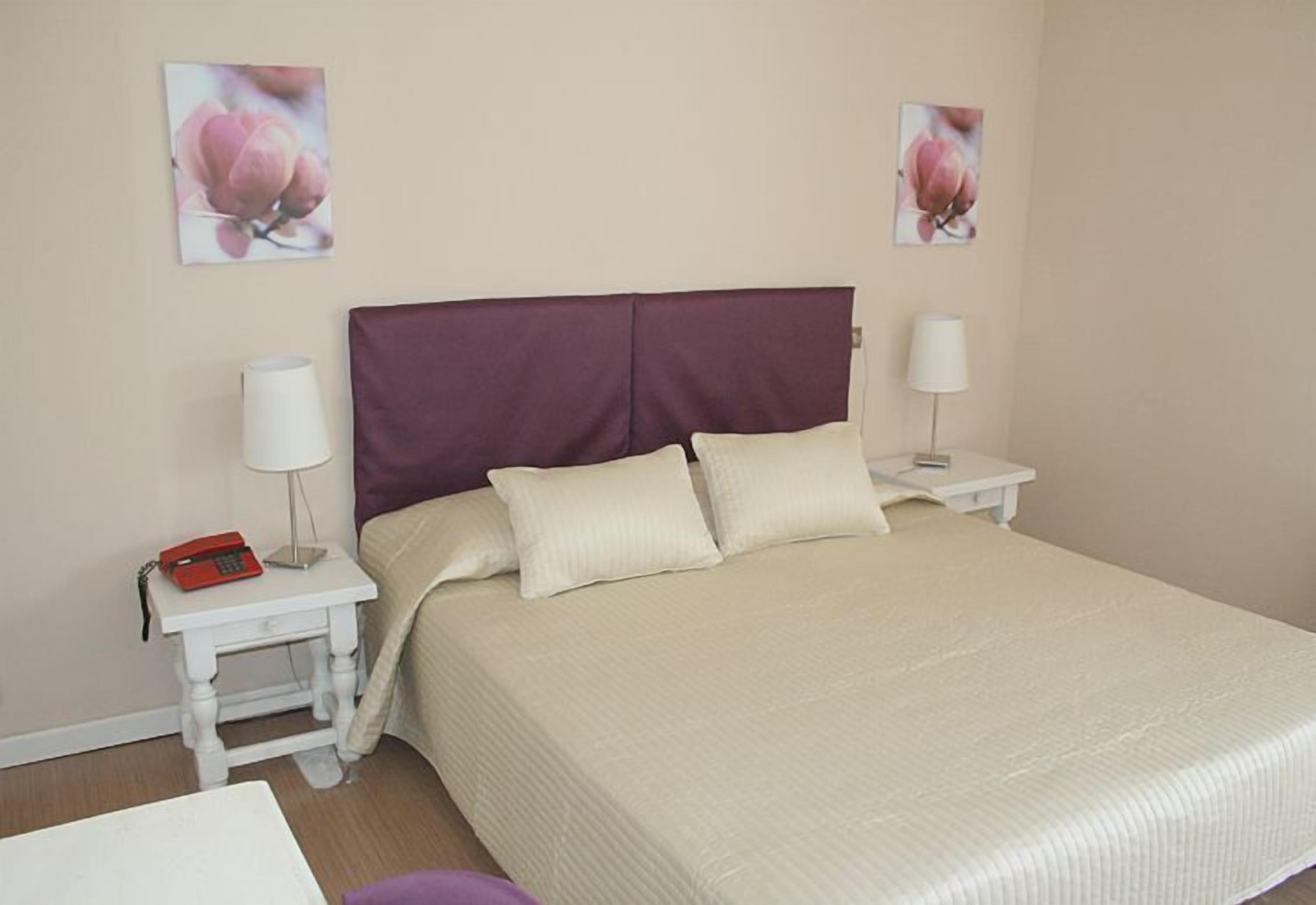 standard room | minibar, in-room safe, desk, bed sheets