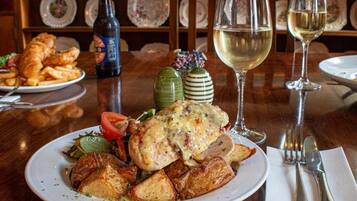 Breakfast and dinner served