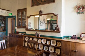 Fridge, microwave, coffee/tea maker - Victoria Railway Hotel (Invercargill)