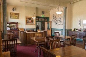 Breakfast and dinner served - Victoria Railway Hotel (Invercargill)