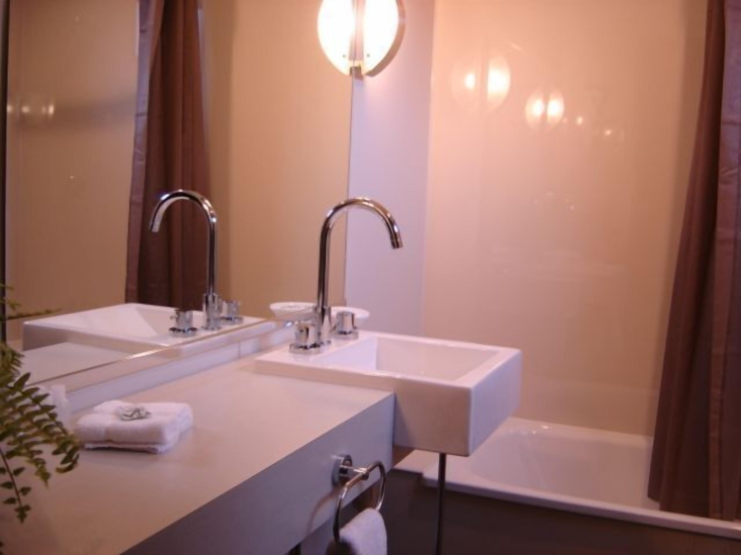 executive studio | bathroom | combined shower/bathtub, designer toiletries, hair dryer, towels