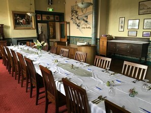 Breakfast and dinner served - Victoria Railway Hotel (Invercargill)