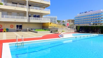 Una piscina al aire libre