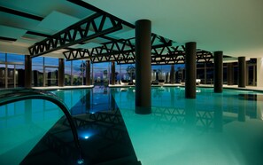 Indendørs pool, sæsonbestemt udendørs pool, liggestole