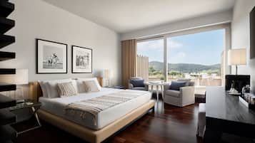 Junior suite, 1 kingsize bed, uitzicht op golfbaan | Luxe beddengoed, een minibar, een kluis op de kamer, een bureau