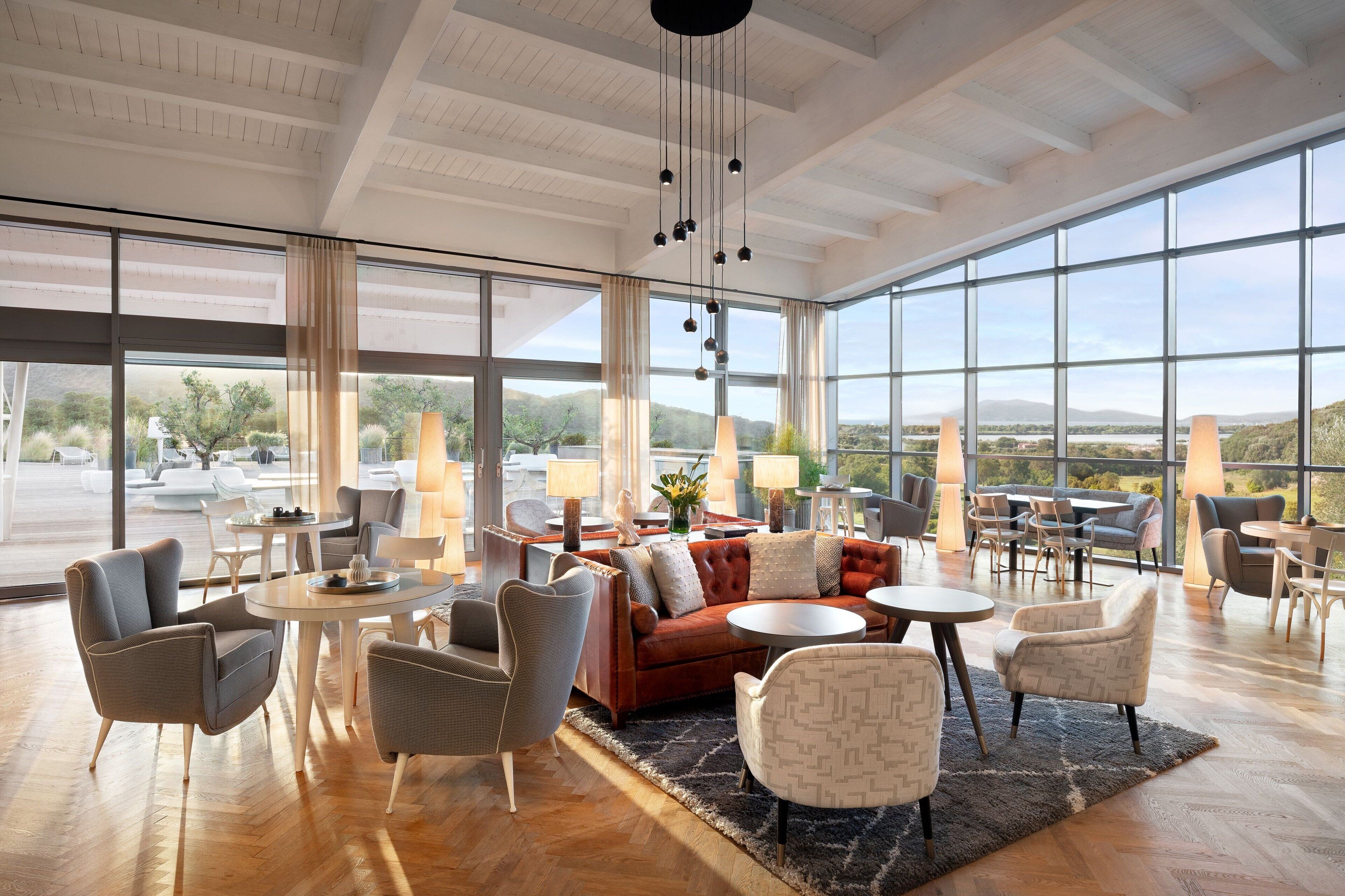 2 bars/lounges, cocktail bar