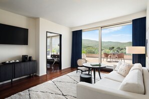 Deluxe Suite, 1 Bedroom, Golf View | Living room