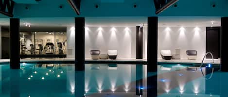 Inomhuspool, en säsongsöppen utomhuspool och solstolar