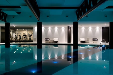 Indoor pool, seasonal outdoor pool, sun loungers