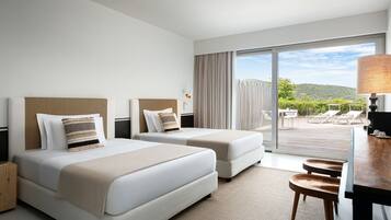 Habitación Gallery, 2 camas Queen size, vista al patio, planta baja | Ropa de cama de alta calidad y minibar