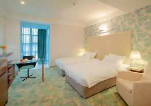 Caja de seguridad en la habitación y tabla de planchar con plancha