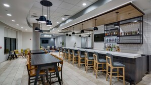 Un restaurant moderne doté d’un long comptoir, d’un espace bar et de 20 places assises.