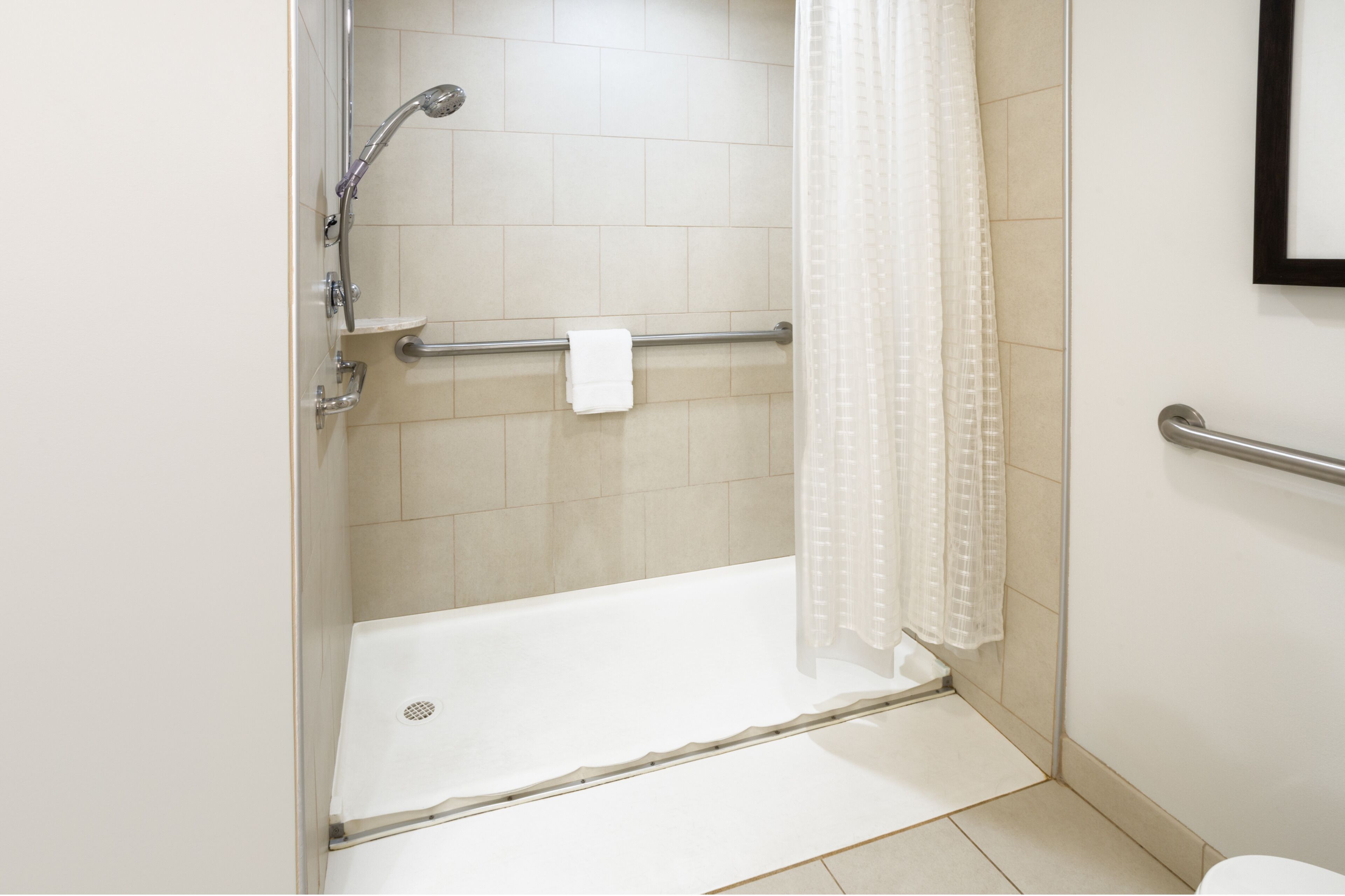 premium bedding, down duvets, in-room safe, desk