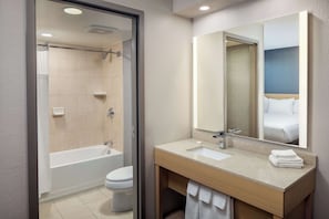Regadera tipo lluvia y amenidades de baño de diseñador