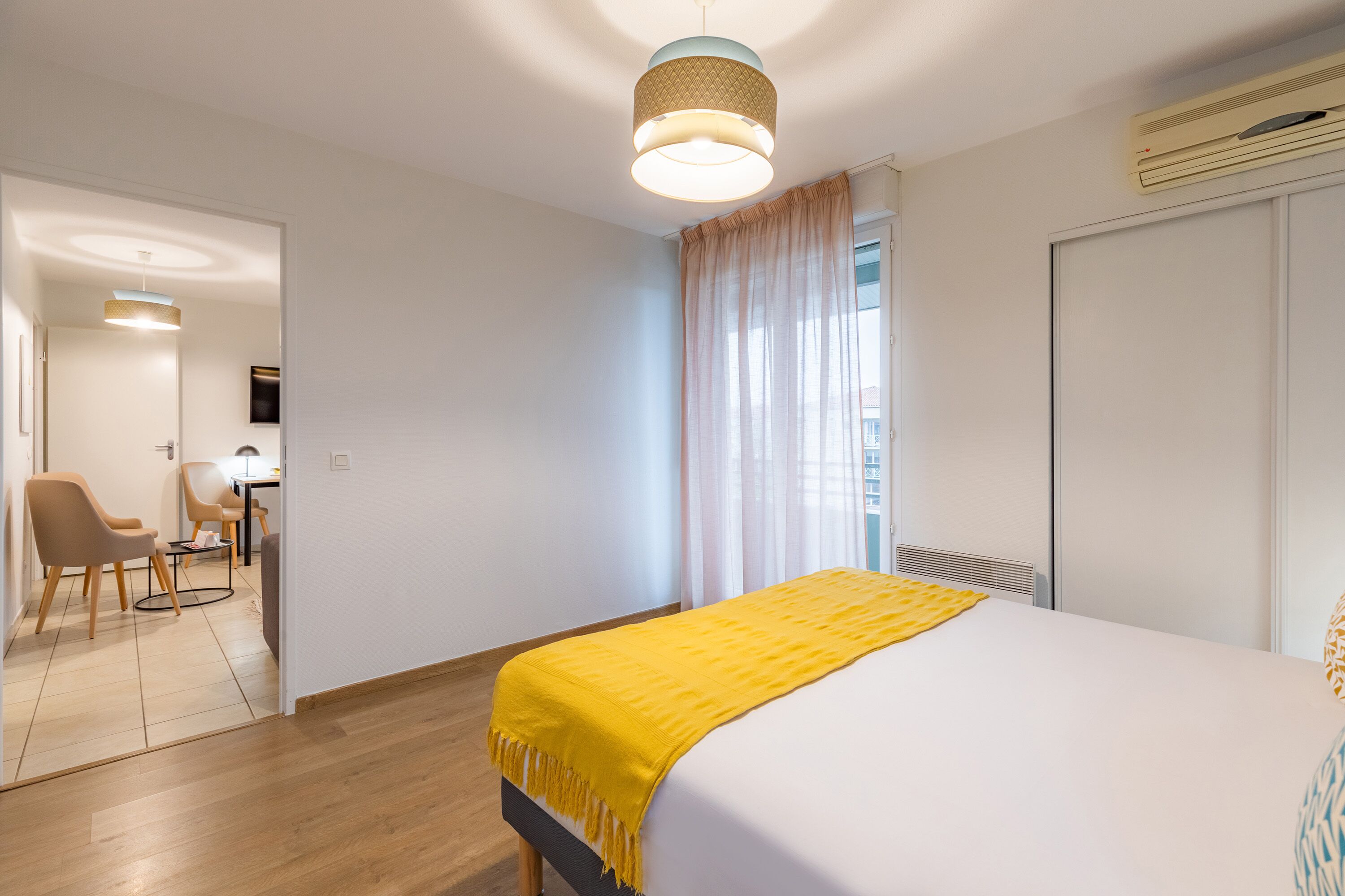 Una habitación de hotel con una cama, un escritorio y sillas.