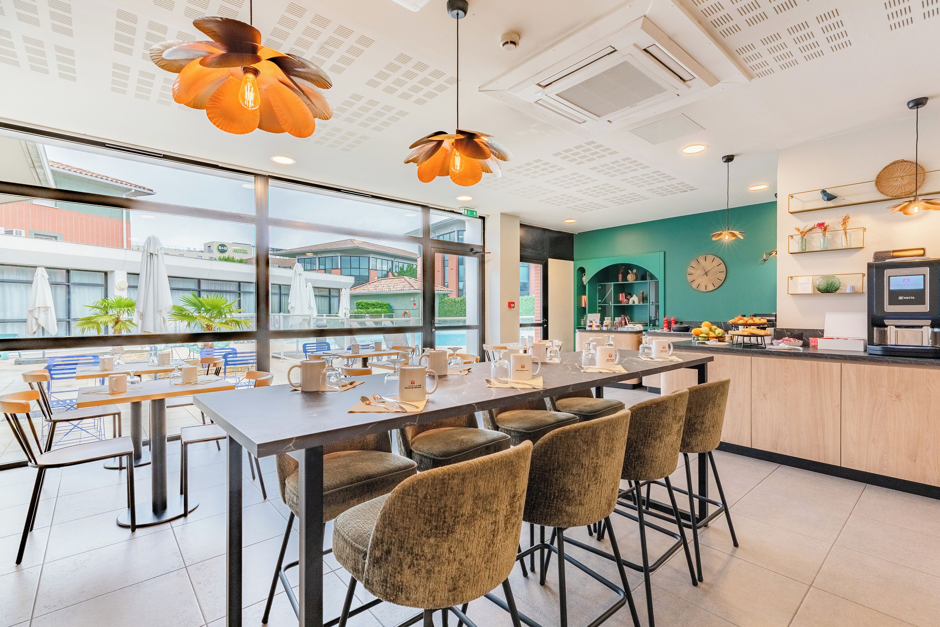 Desayuno buffet diario (EUR 13.9 por persona)