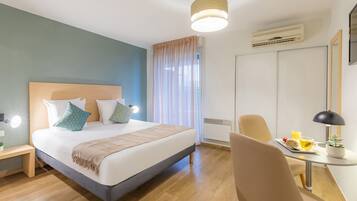 Double studio | In-room safe, desk, iron/ironing board, free WiFi