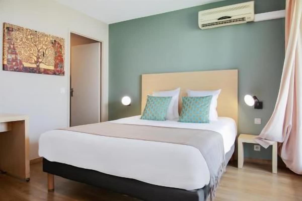 In-room safe, desk, iron/ironing board (on request), free WiFi