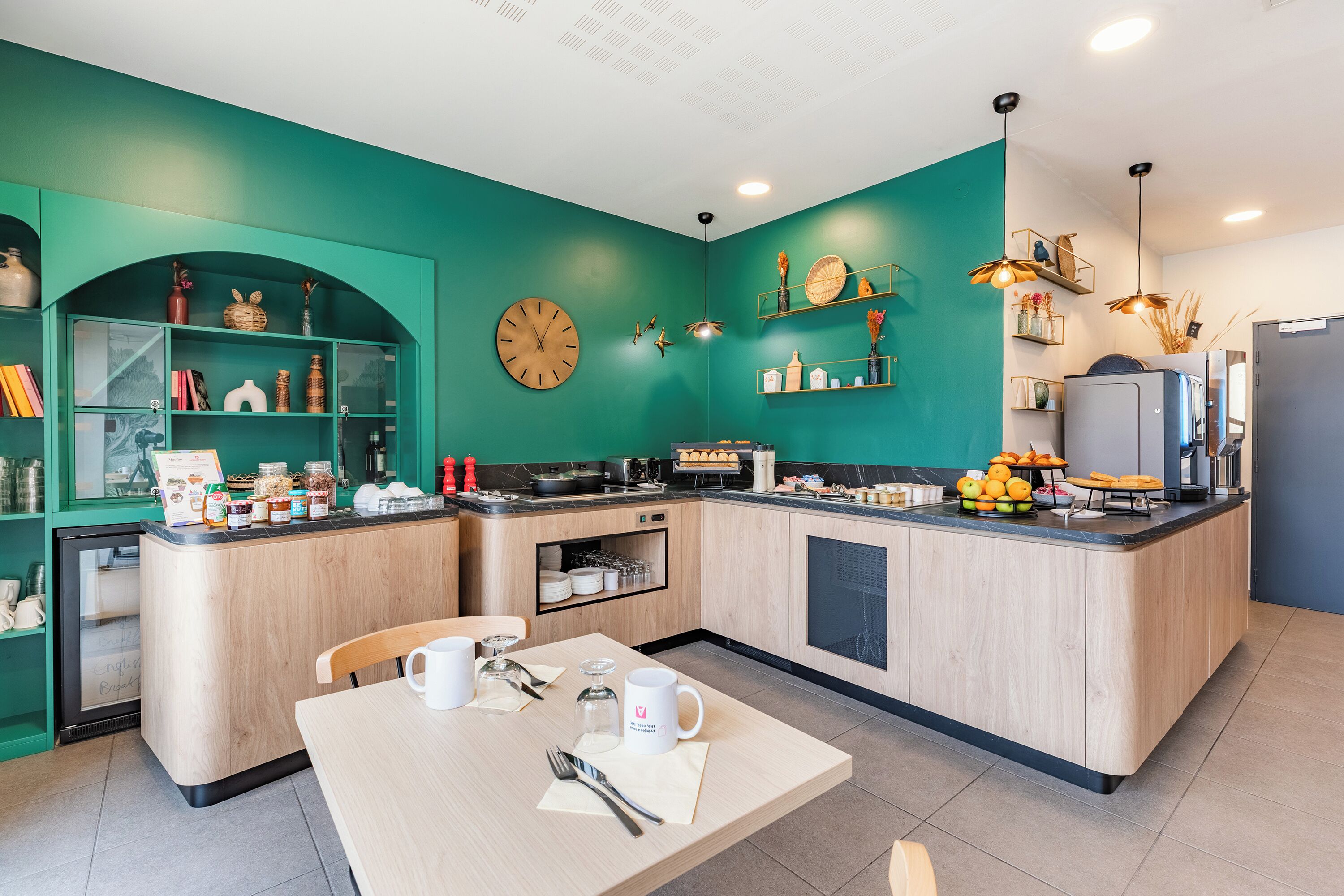 Tägliches Frühstücksbuffet (13.9 EUR pro Person)