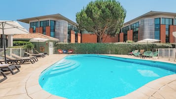 Sæsonbestemt udendørs pool, åben fra kl. 07.00 til kl. 20.00, parasoller