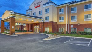 A Fairfield Inn & Suites by Marriott hotel with a brick facade, a covered entrance, and a parking lot. - Fairfield Inn & Suites Cookeville (Cookeville)