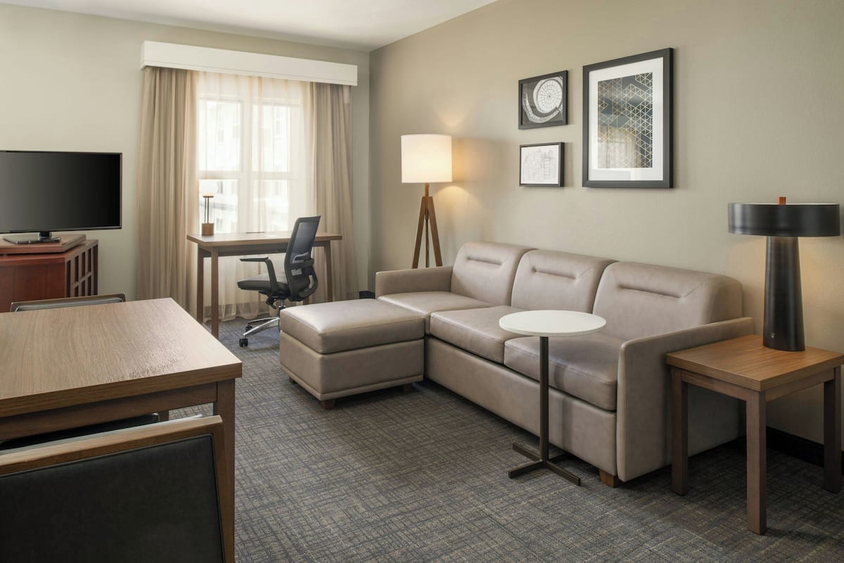 Studio, 1 King Bed with Sofa bed, Lake View | Living area