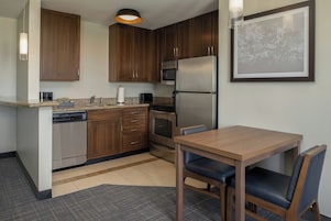 Coffee/tea maker, fridge, microwave, stovetop