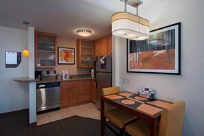 Fridge, microwave, stovetop, dishwasher - Residence Inn Bryan College Station (College Station)